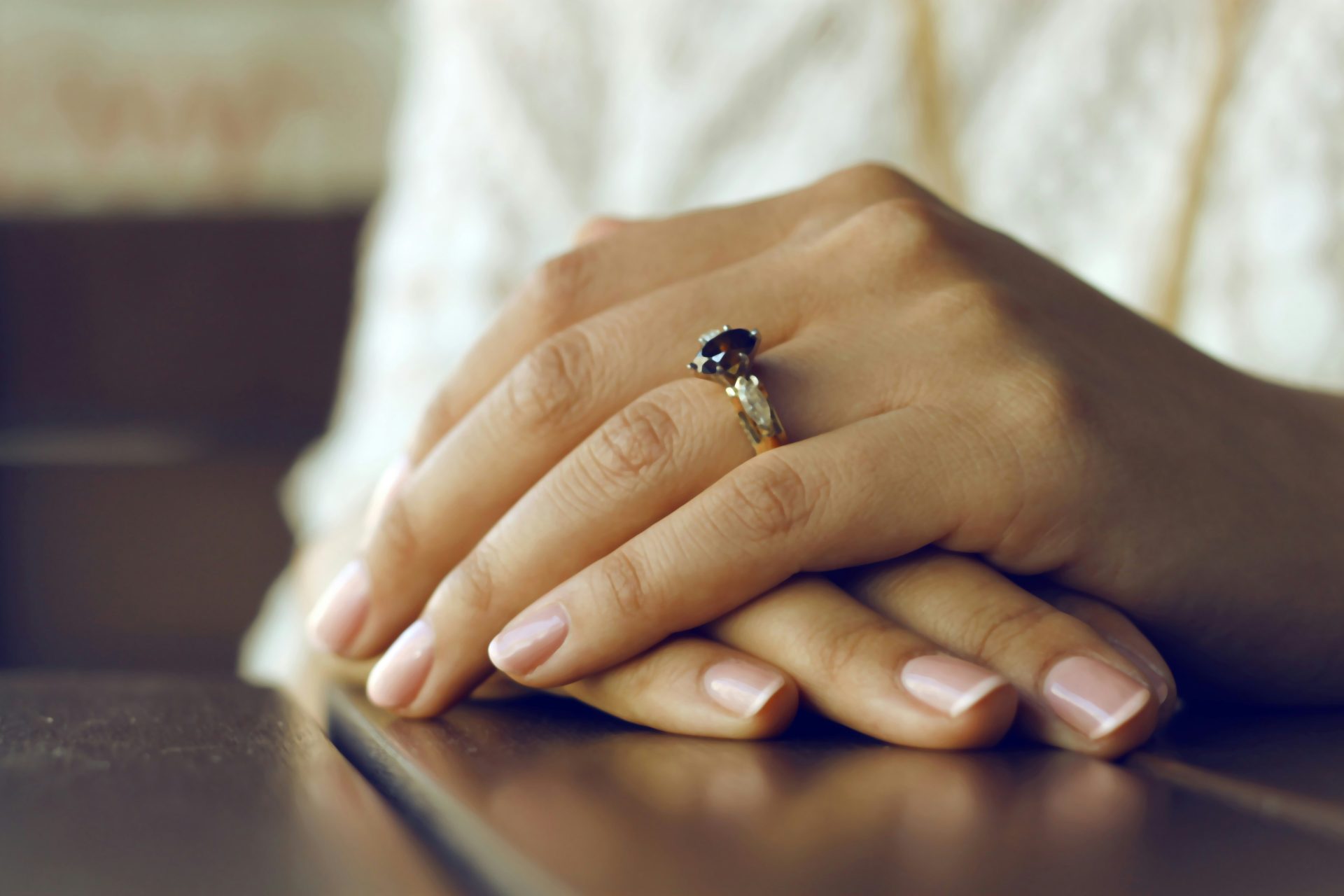 Mujer con anillo con una gema incrustada